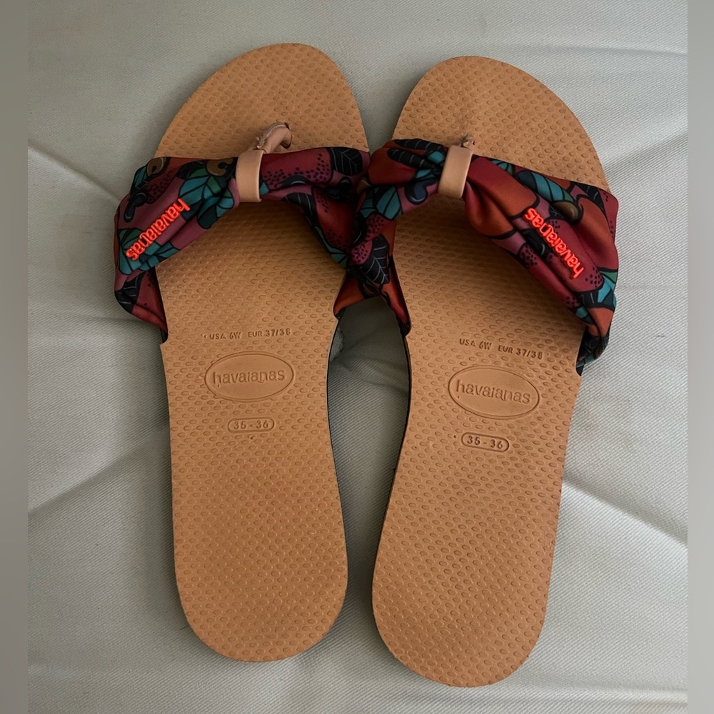 Havaianas Women's Sandals with Floral Strap - Red and Blue